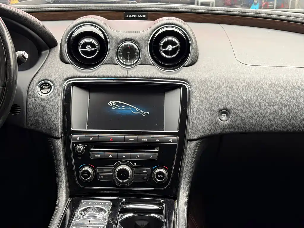 Jaguar XJ 2015 — фото 6