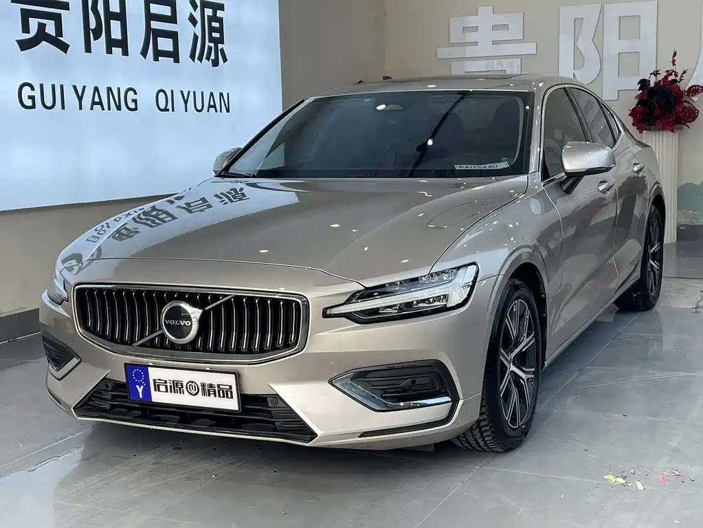 Volvo S60 2022 — фото 1