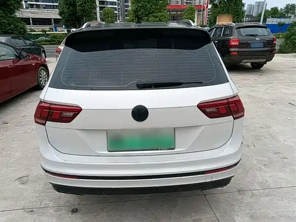 Volkswagen Tiguan L Plug-In Hybrid 2021