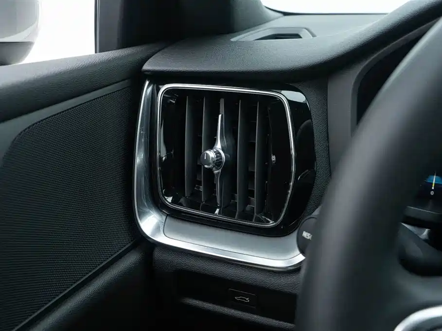 Volvo S60 2023 — фото 15