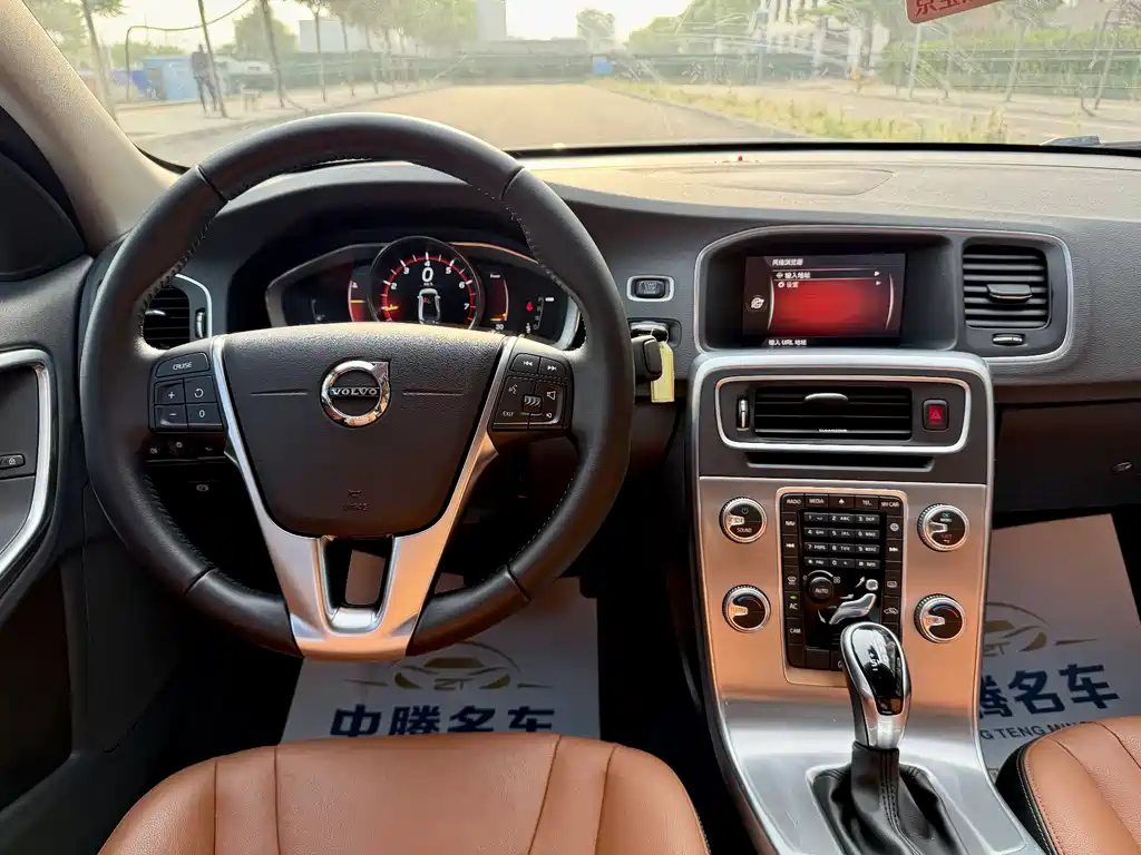 Volvo S60 2018 — фото 12