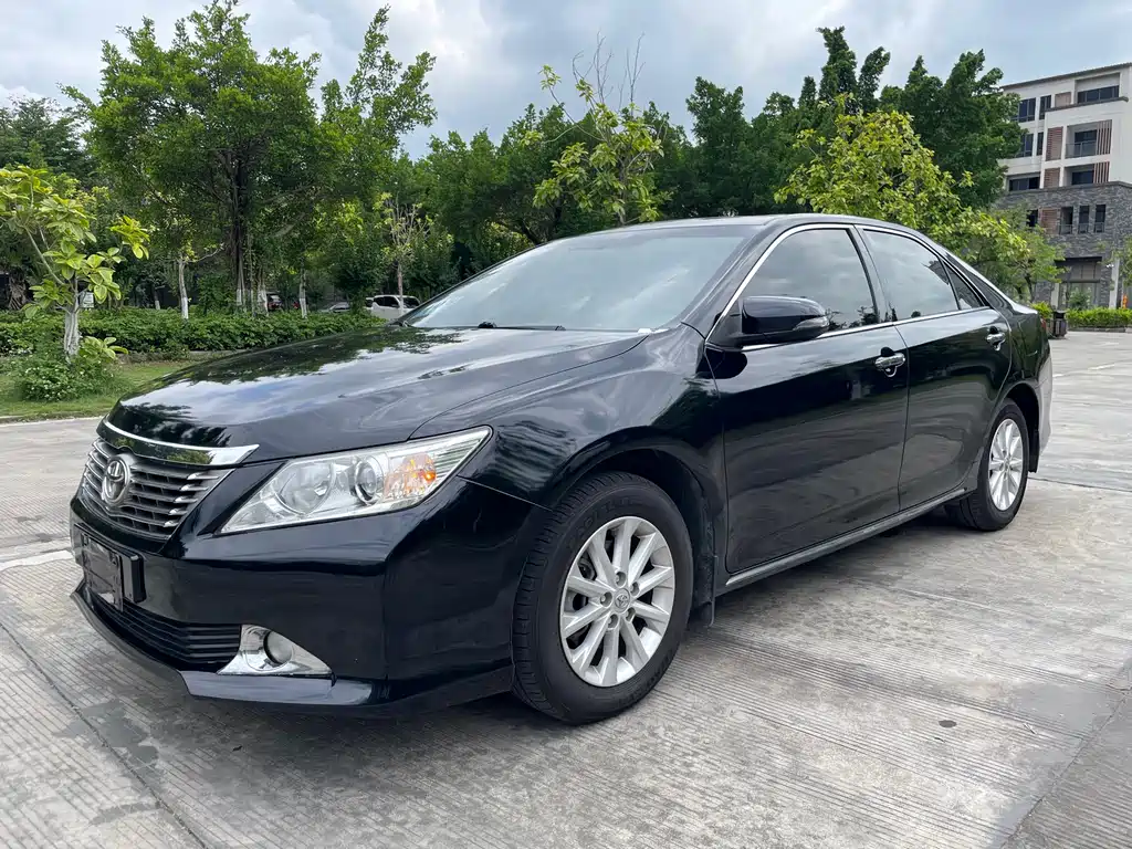 Toyota Camry 2014 — фото 1