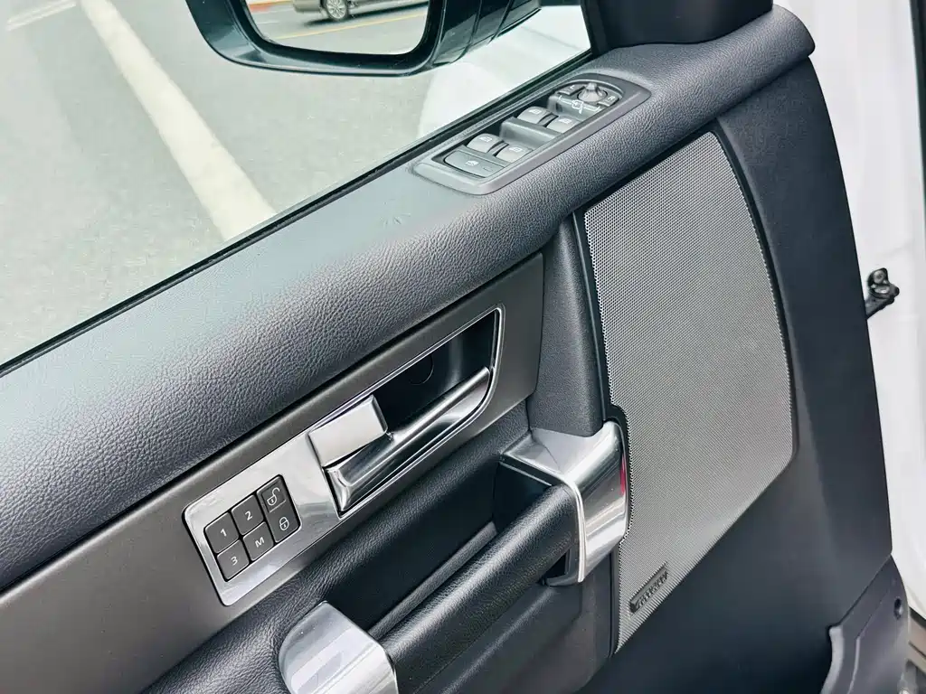 Land Rover Discovery 2016 — фото 11
