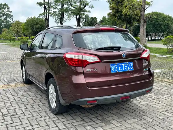 Venucia T70 2015