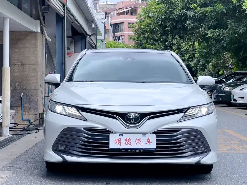 Toyota Camry 2019 — фото 2