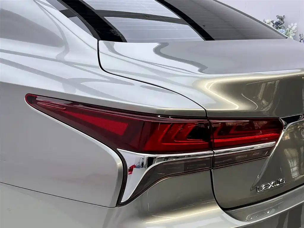 Lexus LS 2020 — фото 10