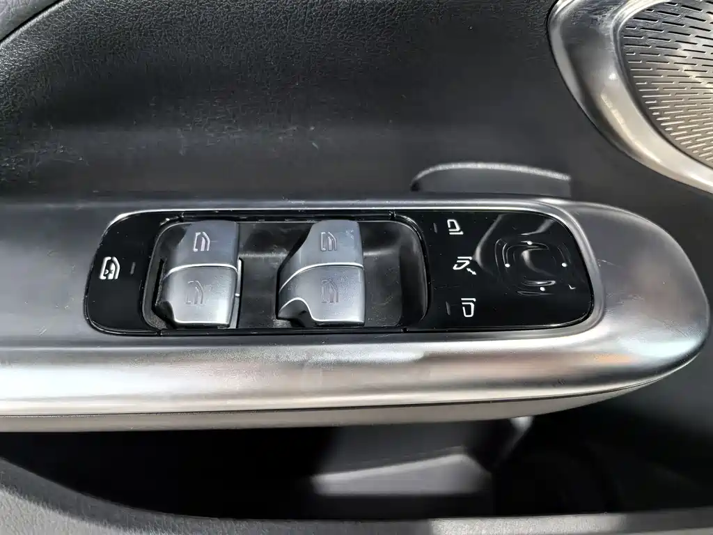 Mercedes-Benz C-Class 2024 — фото 11