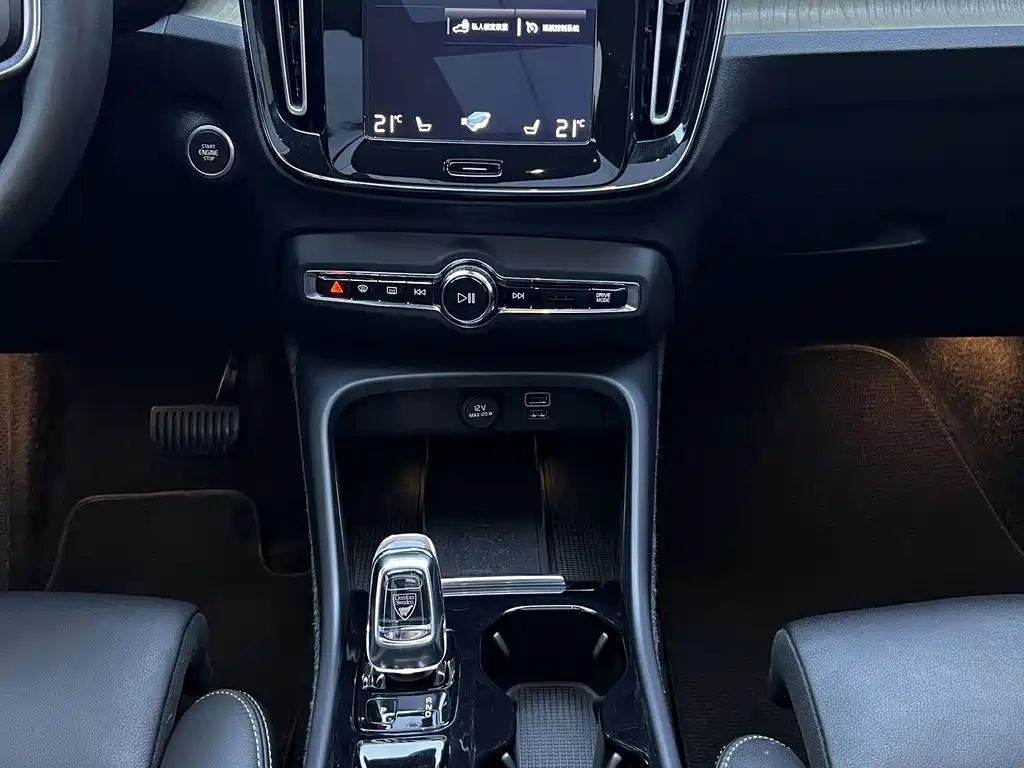 Volvo XC40 2020 — фото 19