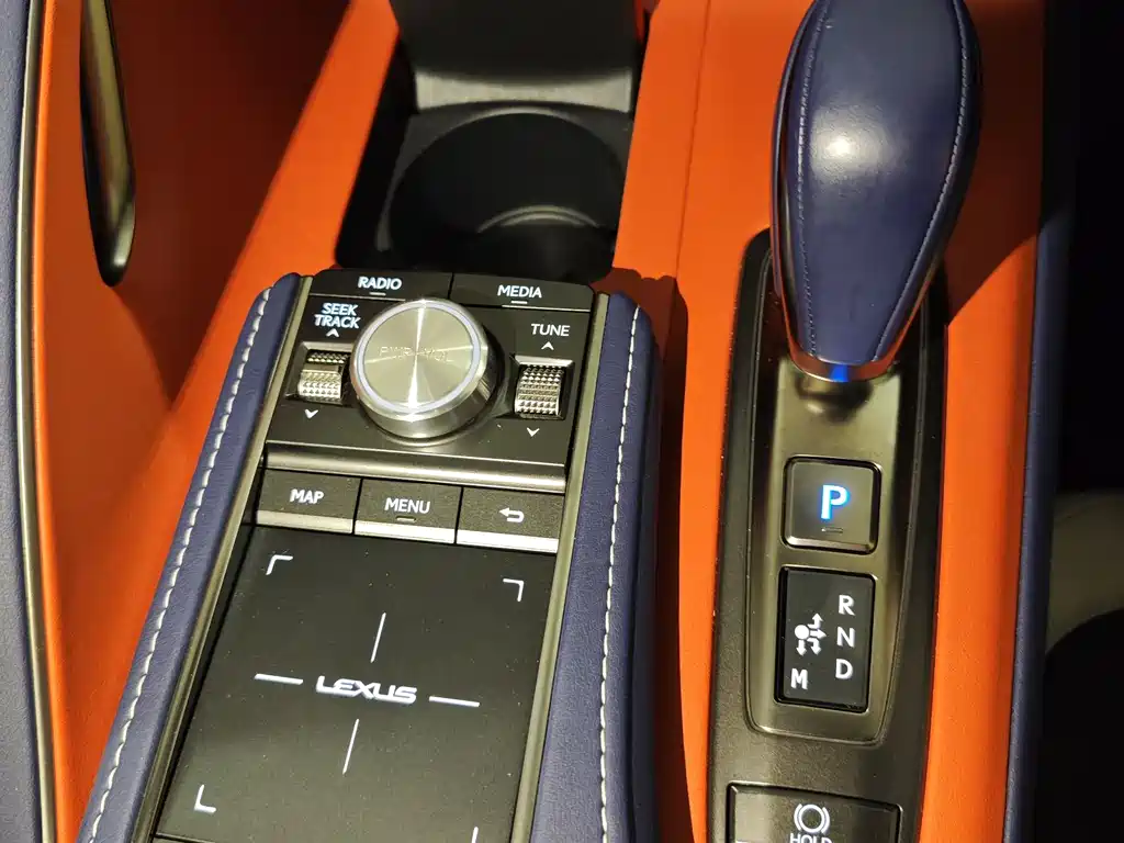 Lexus LC 2018 — фото 11