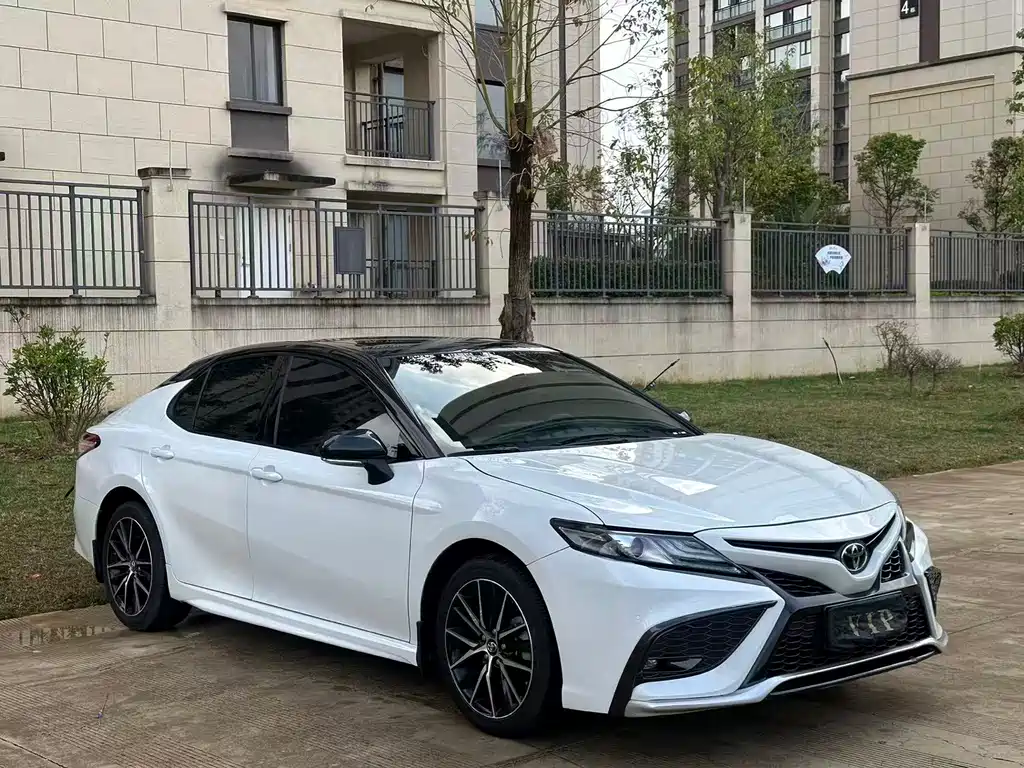 Toyota Camry 2022 — фото 1