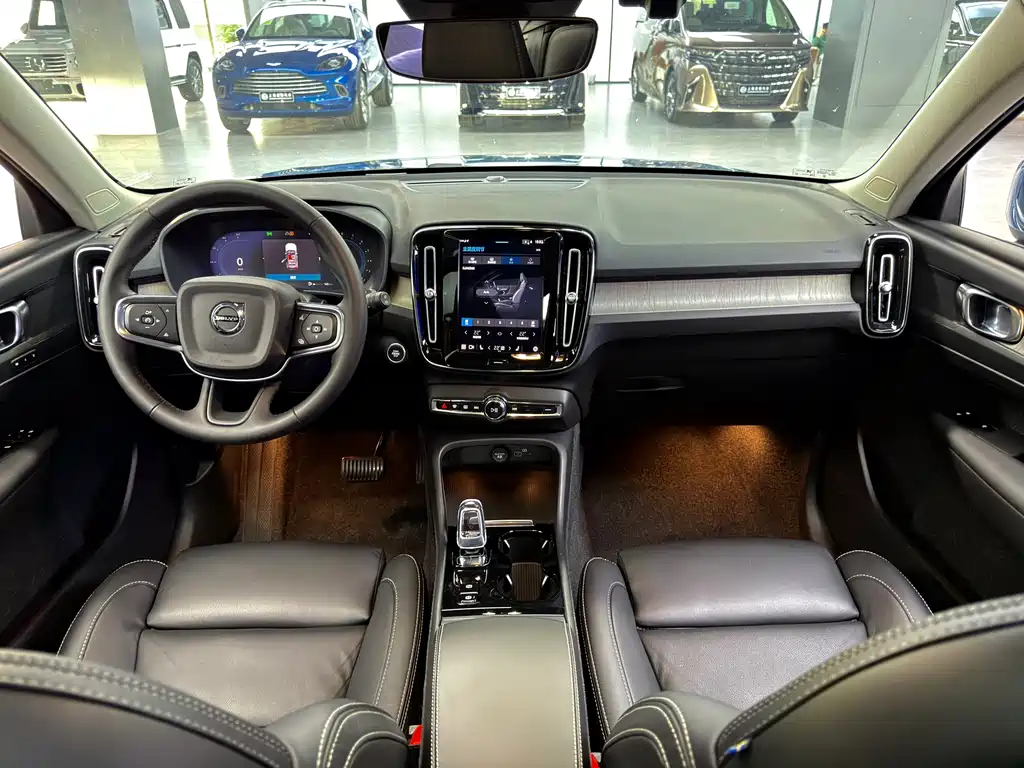 Volvo XC40 2023 — фото 16