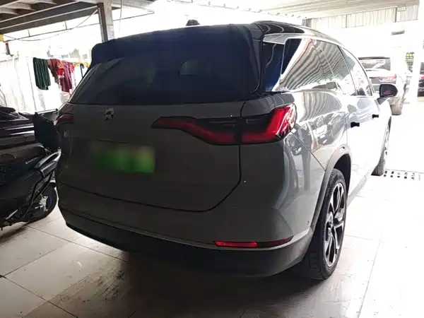 NIO ES8 2021