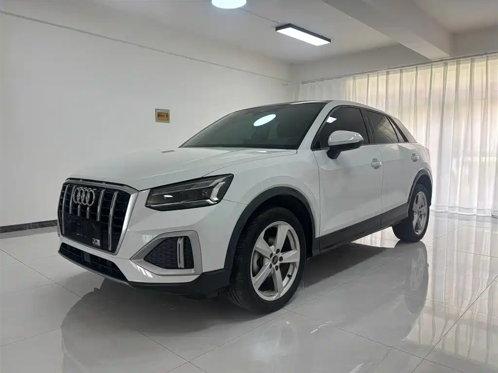 Audi Q2L 2022 — фото 1