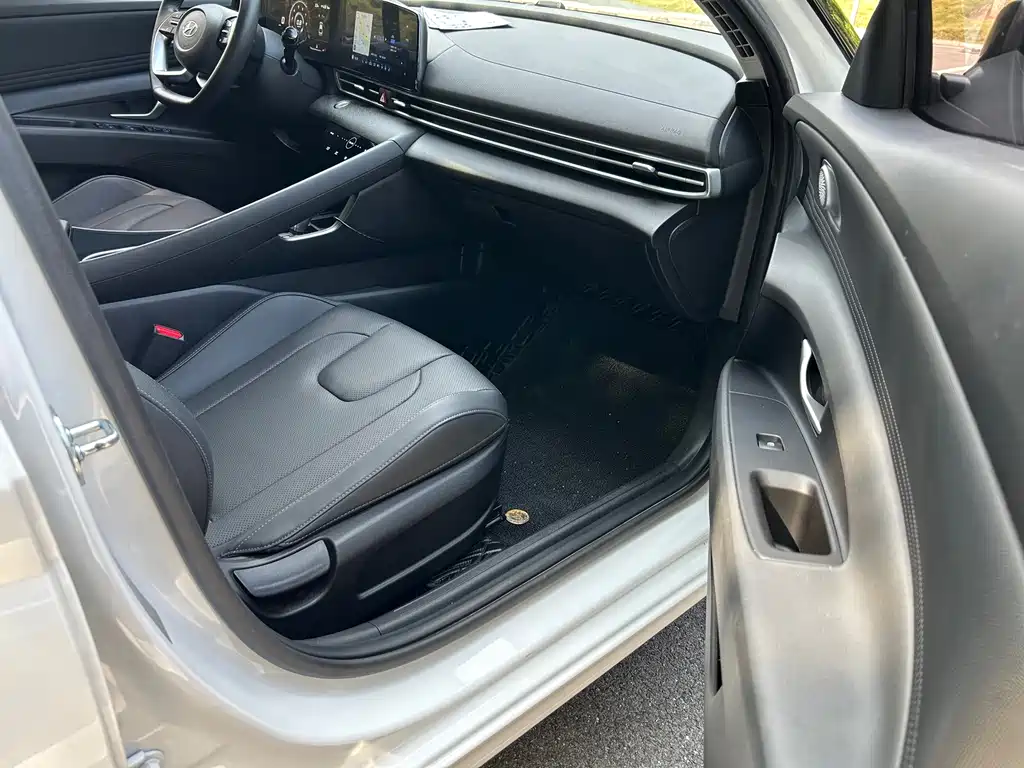 Hyundai Elantra 2022 — фото 17