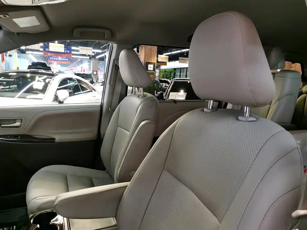 Toyota Sienna 2019 — фото 11