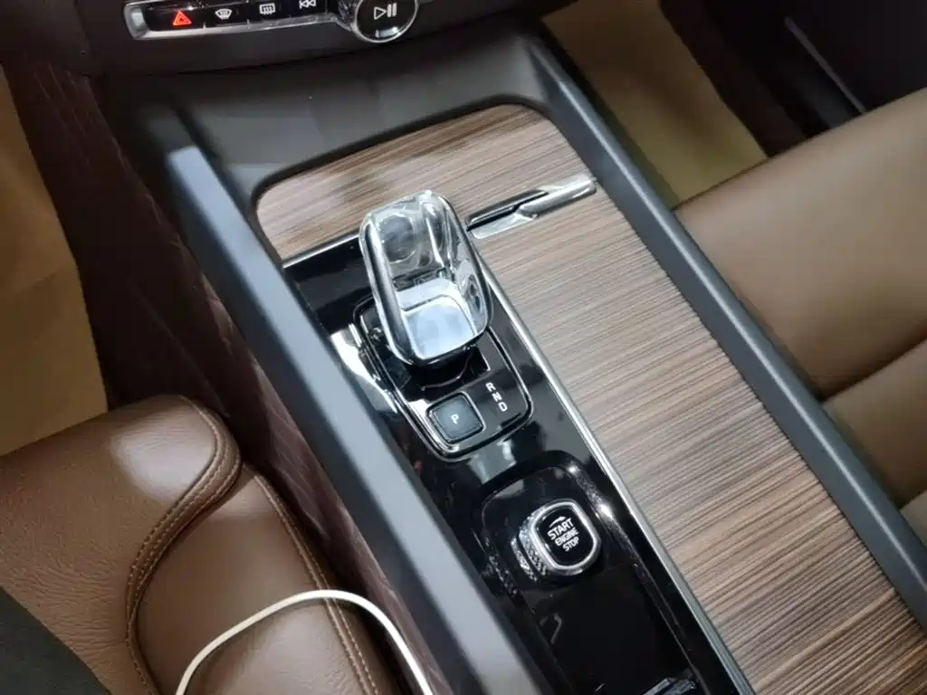 Volvo XC60 2022 — фото 21