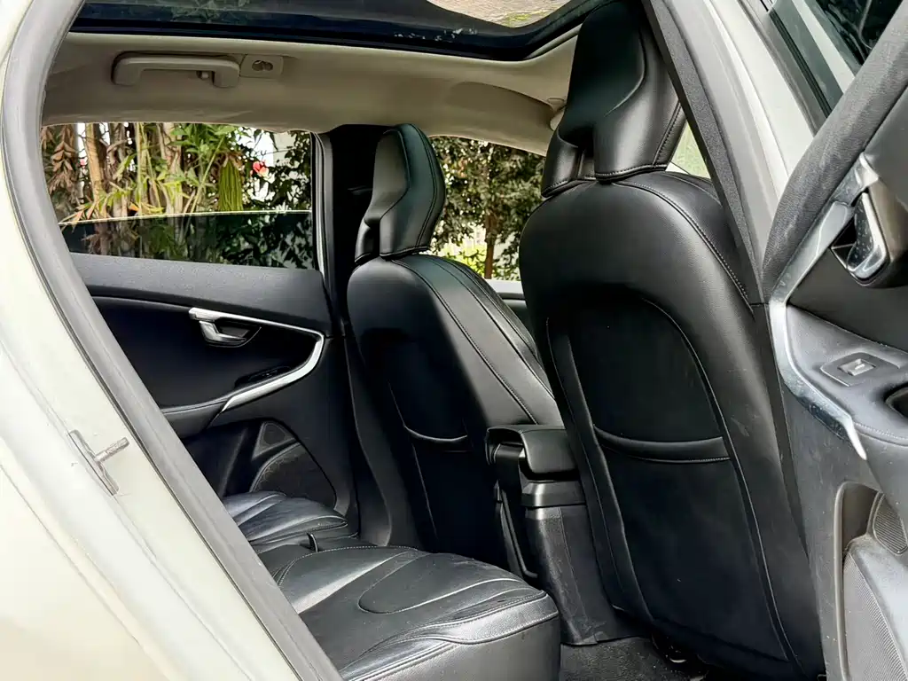 Volvo V40 2016 — фото 18
