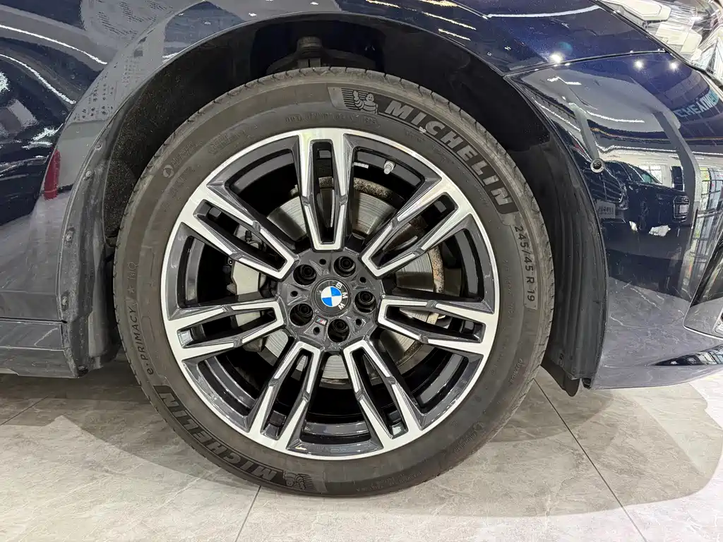 BMW 5 Series 2025 — фото 14