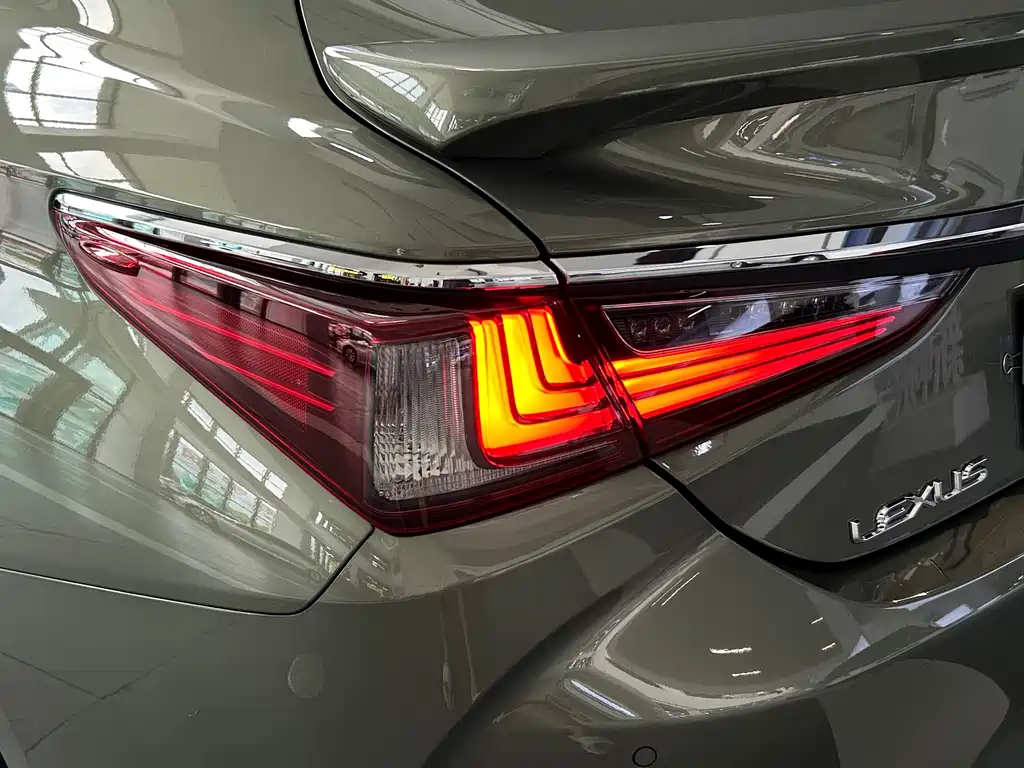 Lexus ES 2019 — фото 17