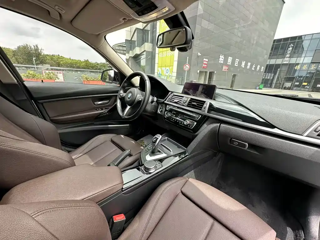 BMW 3 Series 2018 — фото 29