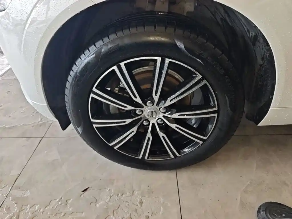 Volvo XC60 2018 — фото 23