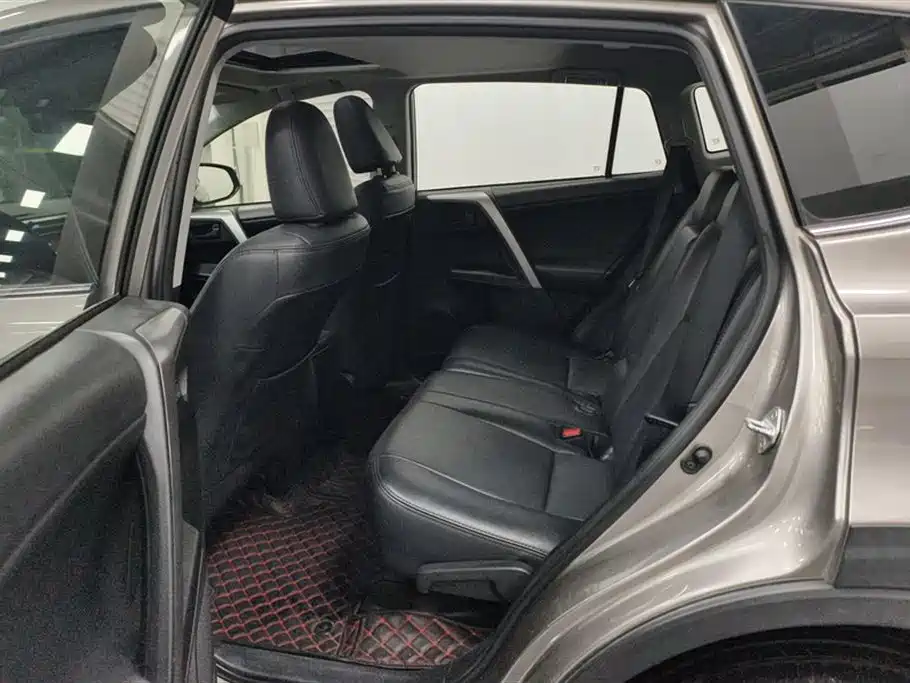 Toyota RAV4 2018 — фото 11