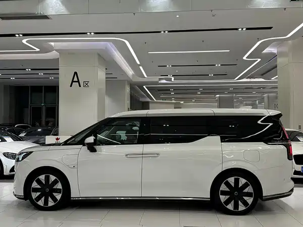 Volvo EM90 2024