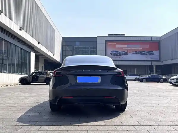 Tesla Model 3 2024