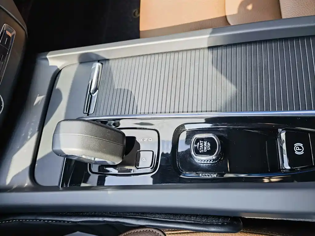 Volvo XC60 2024 — фото 11