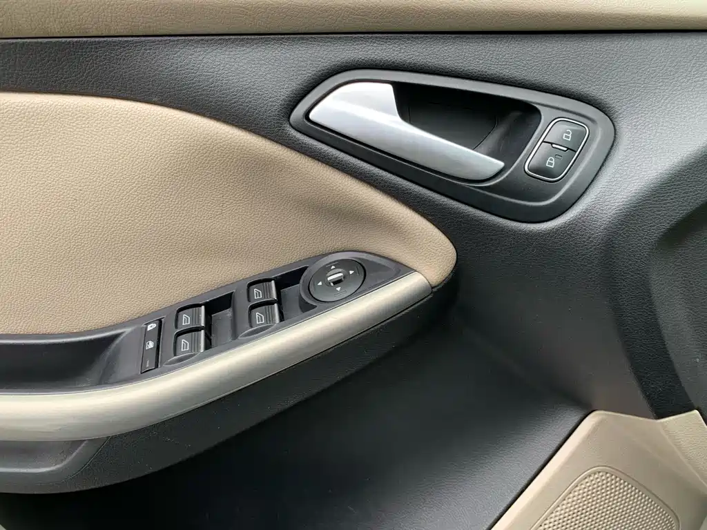 Ford Focus 2016 — фото 21