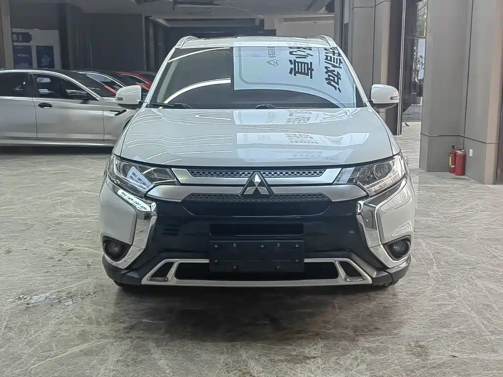 Mitsubishi Outlander 2020 — фото 2