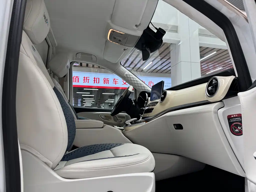 Mercedes-Benz V-Class 2021 — фото 18