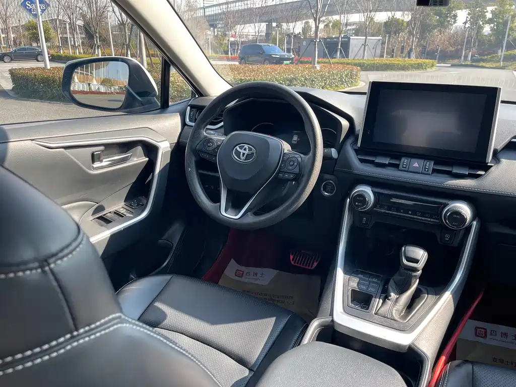 Toyota RAV4 2021 — фото 10