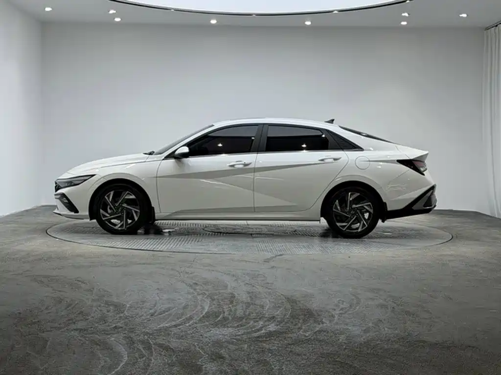 Hyundai Elantra 2025 — фото 6