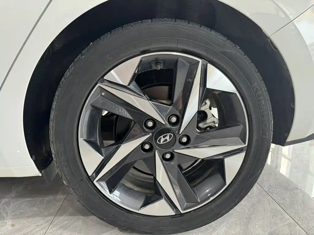 Hyundai Elantra 2023 — фото 18