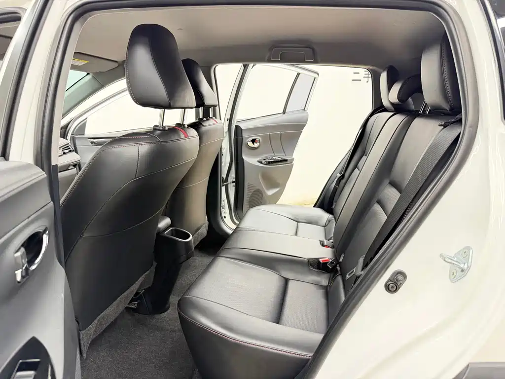 Toyota Yaris L 2023 — фото 10