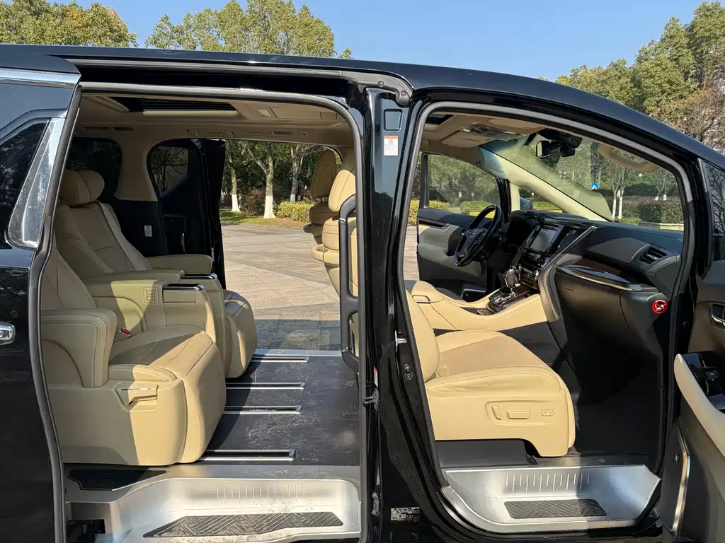 Toyota Alphard 2017 — фото 10