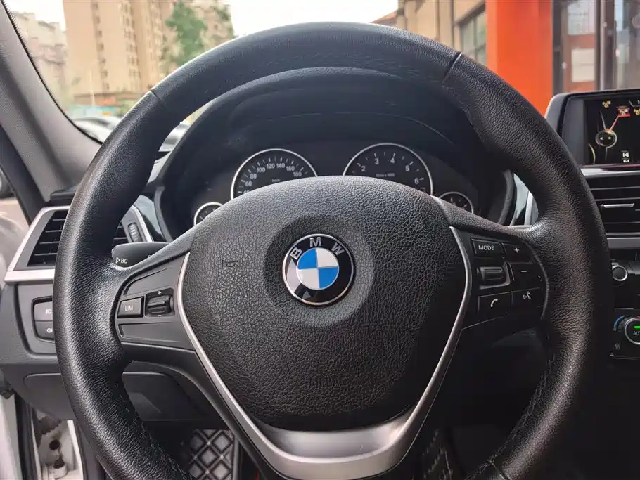 BMW 3 Series 2017 — фото 15