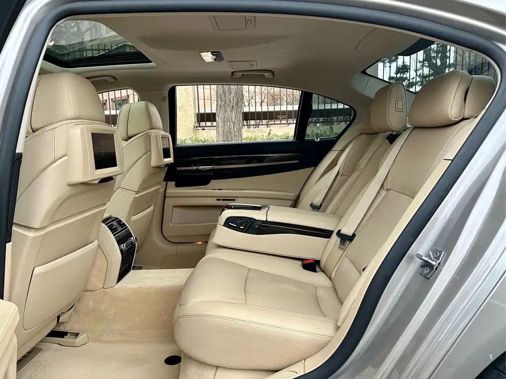 BMW 7 Series 2011 — фото 13
