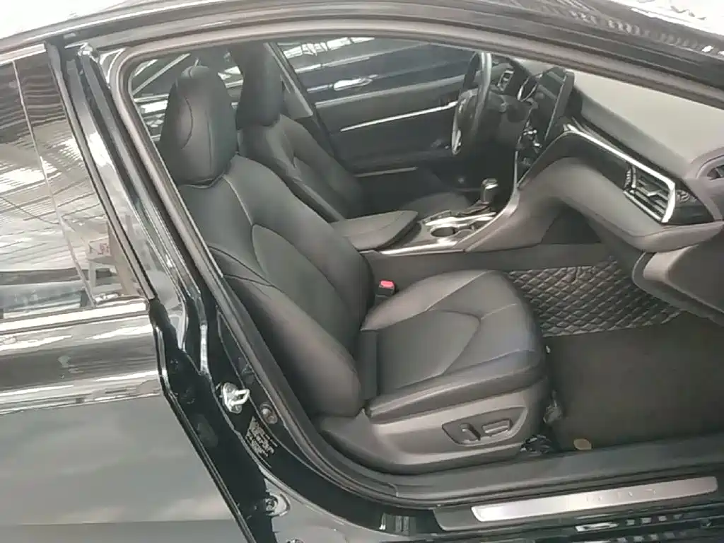 Toyota Camry 2023 — фото 25