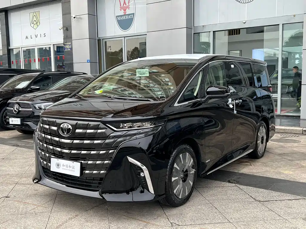 Toyota Alphard — фото 1