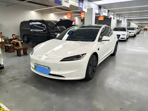 Tesla Model 3 2024
