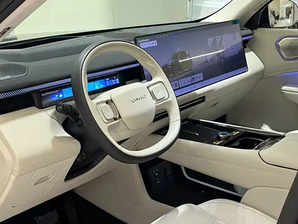 Lynk & Co 900 2025