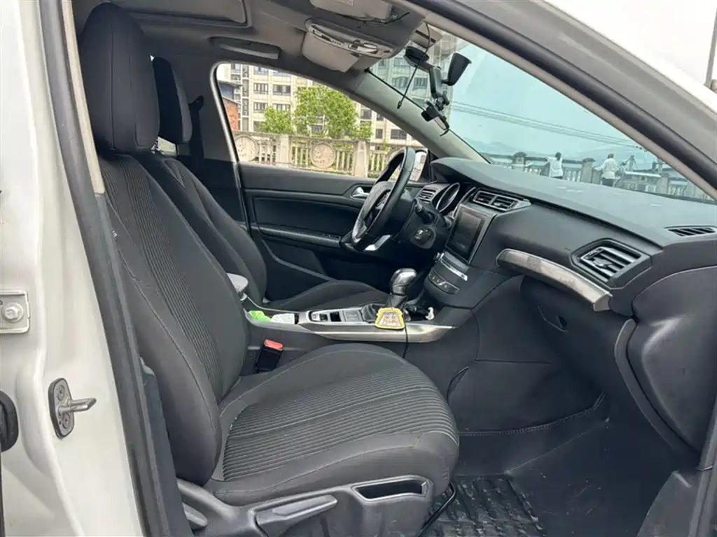 Peugeot 408 2016 — фото 16