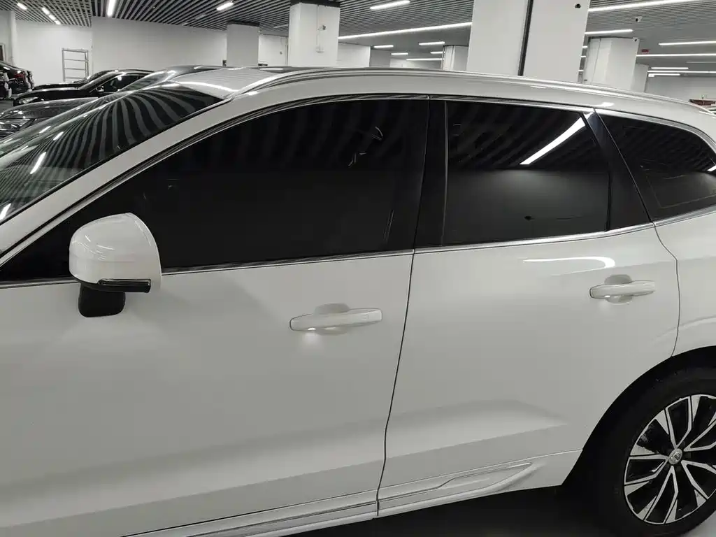 Volvo XC60 2023 — фото 17