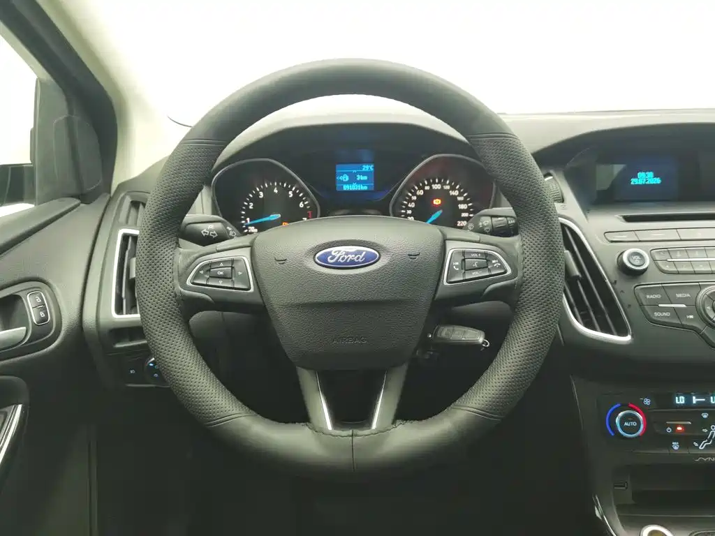 Ford Focus 2016 — фото 11