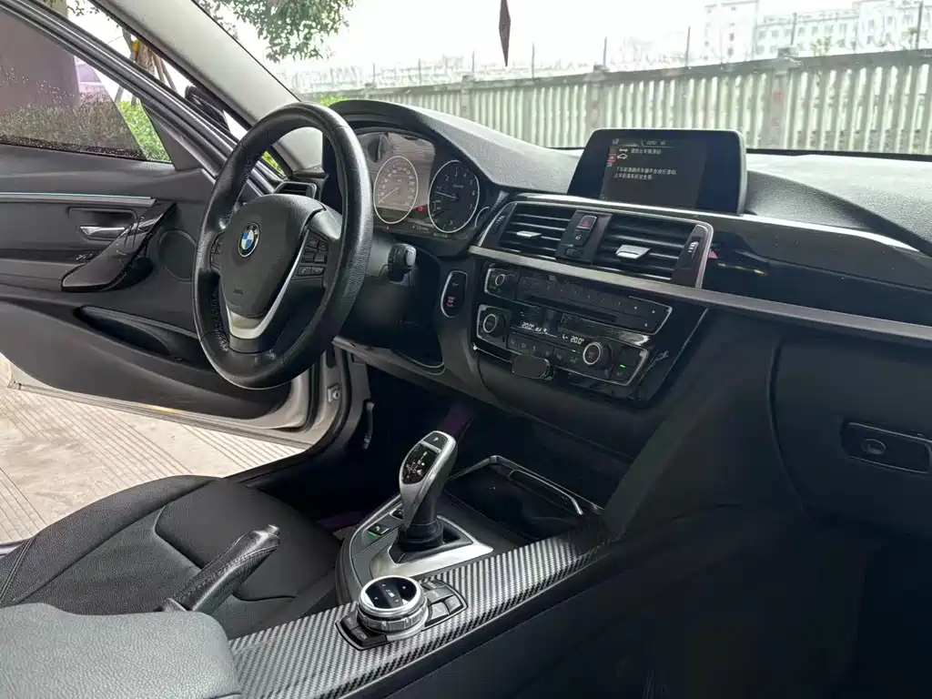 BMW 3 Series 2017 — фото 23