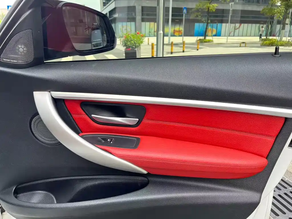 BMW 3 Series 2018 — фото 15
