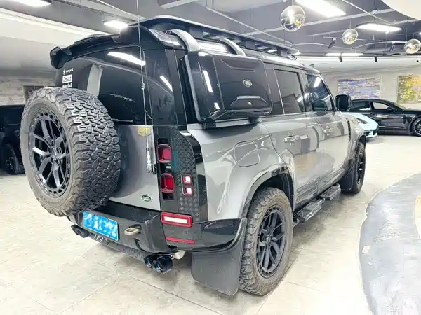 Land Rover Defender 2023