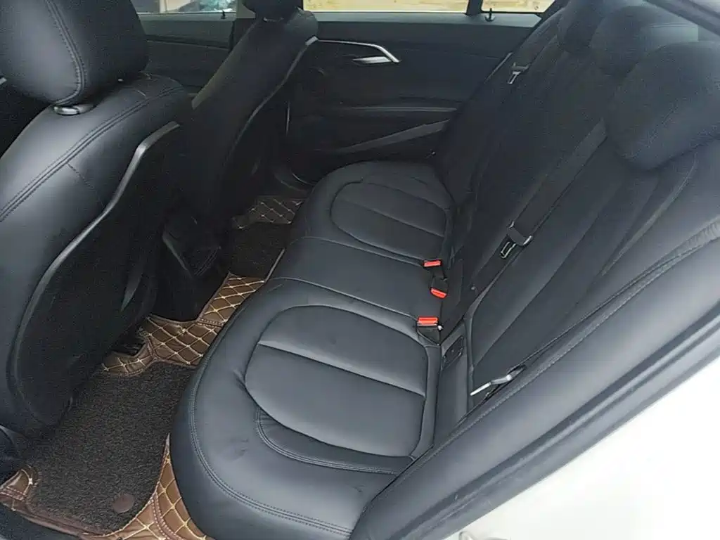 BMW 1 Series 2018 — фото 17